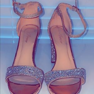 Beautiful heels that, will sparkle in any fancy occasion! ٩(•̤̀ᵕ•̤́๑)